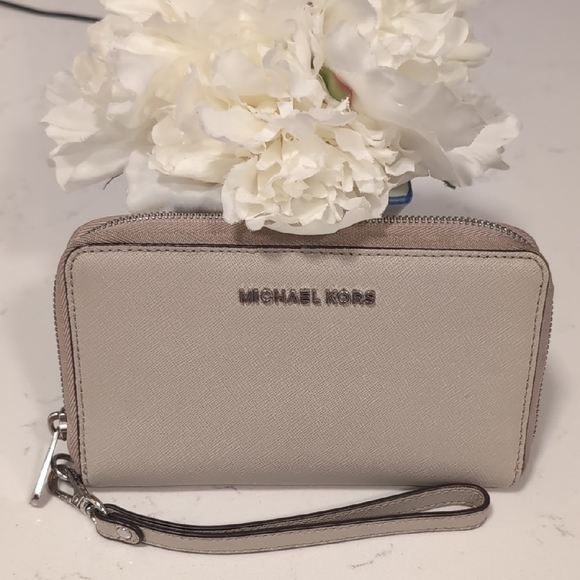 Michael Kors Handbags - Michael Kors Light Beige Wristlet